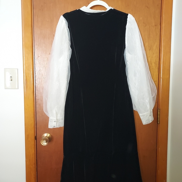 Chic Black Velvet Dress with White Lace Accents - Picture 2 of 6